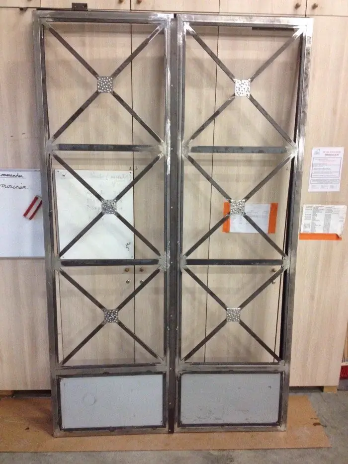 Porte en acier, 2 rue de Colombes, Courbevoie (92) — en atelier