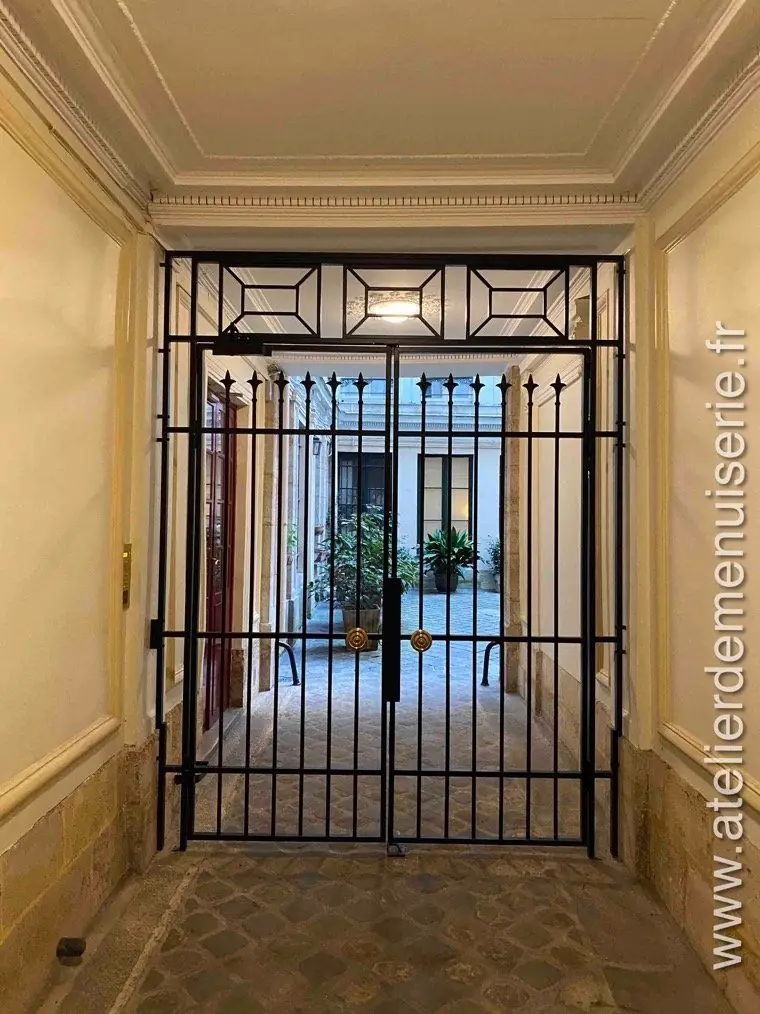 Grille de sas, 54 rue de Verneuil, Paris 7e — après travaux