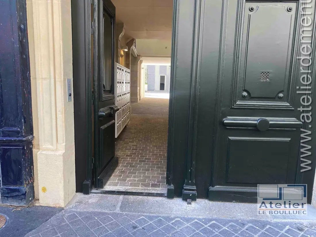 Porte cochère et seuil surbaissé, 25 rue Poliveau, Paris 5e — détail