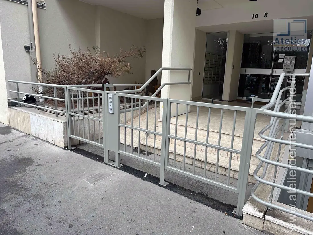 Porte sur rue, 8 rue Boissonade, Paris 14e — après travaux