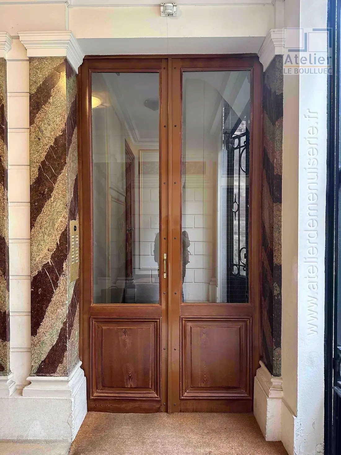 Porte sas, décor faux bois, 137 rue de Grenelle, Paris 7e — après travaux