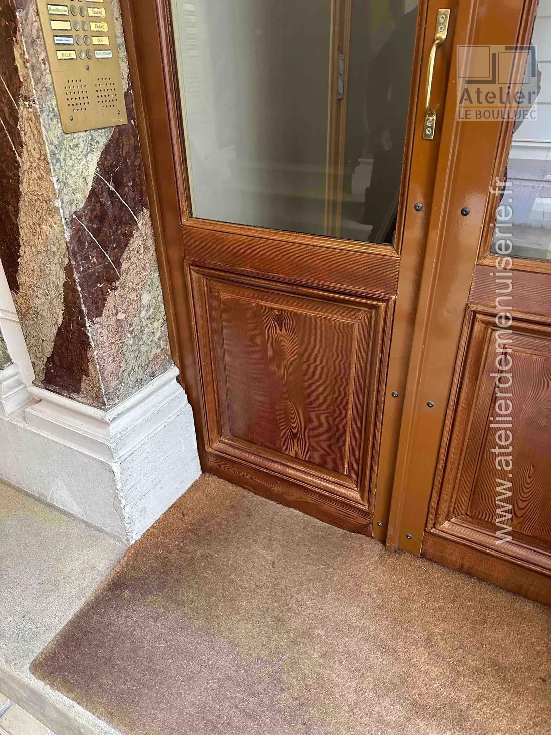 Porte sas, décor faux bois, 137 rue de Grenelle, Paris 7e — détail
