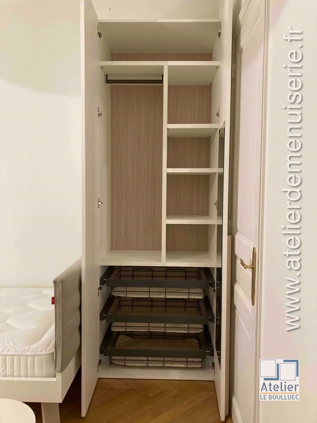 Intérieur d’un dressing : étagères, penderie et paniers coulissants