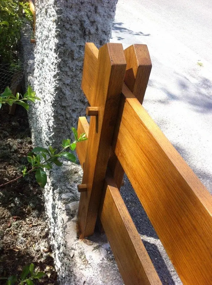 Détail d’une barrière en chêne : poteau mortaisé et lisses traversantes