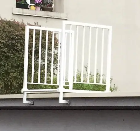 Garde-corps en acier laqué blanc fixé sur la couvertine d’un balcon