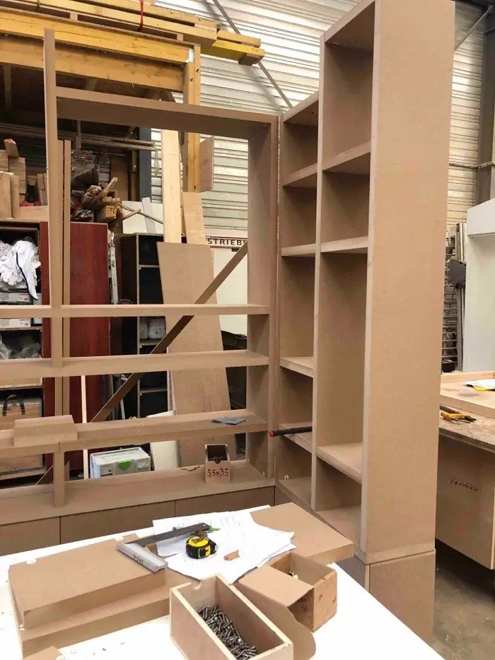 Meuble en médium épais monté à blanc dans l’atelier avant livraison