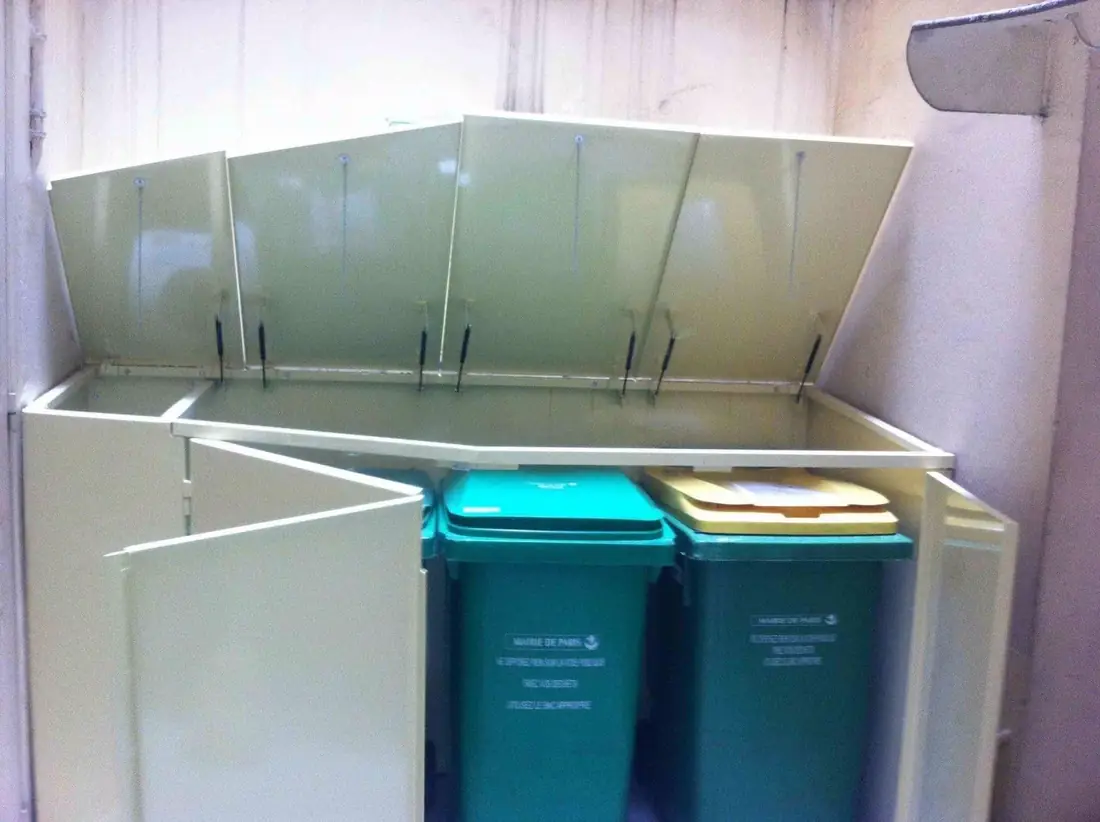 Capotage en tôle laquée blanche recouvrant des bacs de tri dans un local
