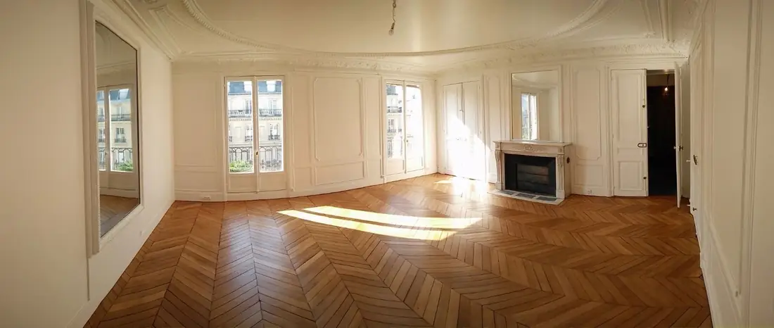 Salon haussmannien au parquet point de Hongrie restauré et vitrifié