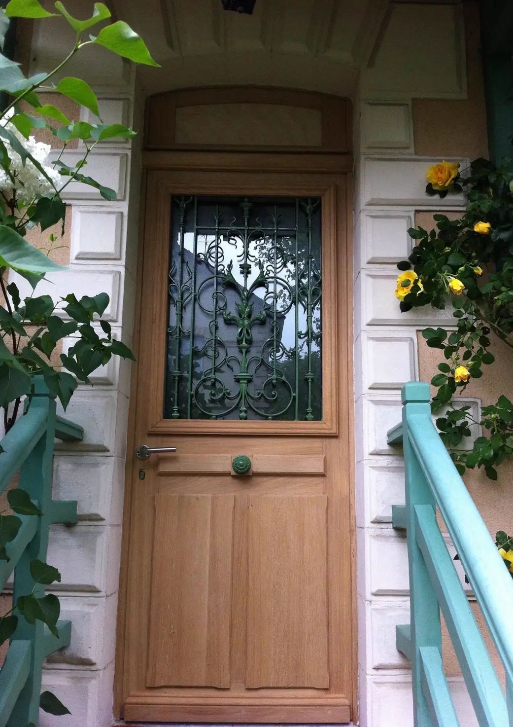 Porte d’entrée de pavillon en chêne à grille ouvragée et imposte vitrée