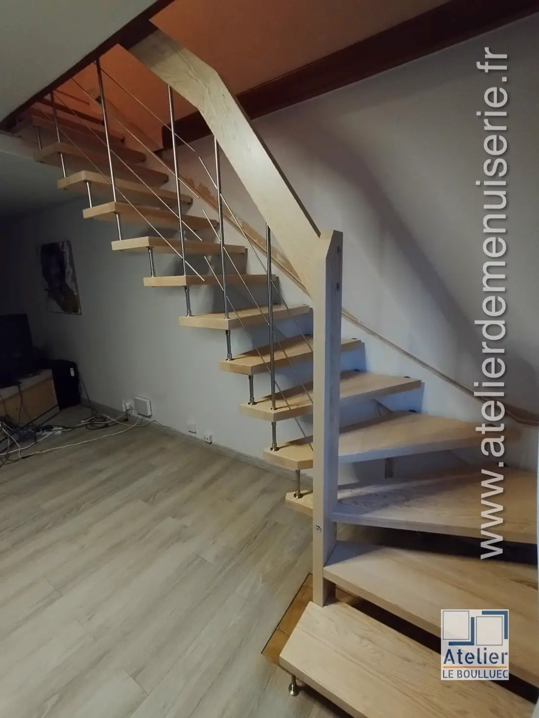 Escalier en bois à limon acier et câbles inox, vu depuis le séjour