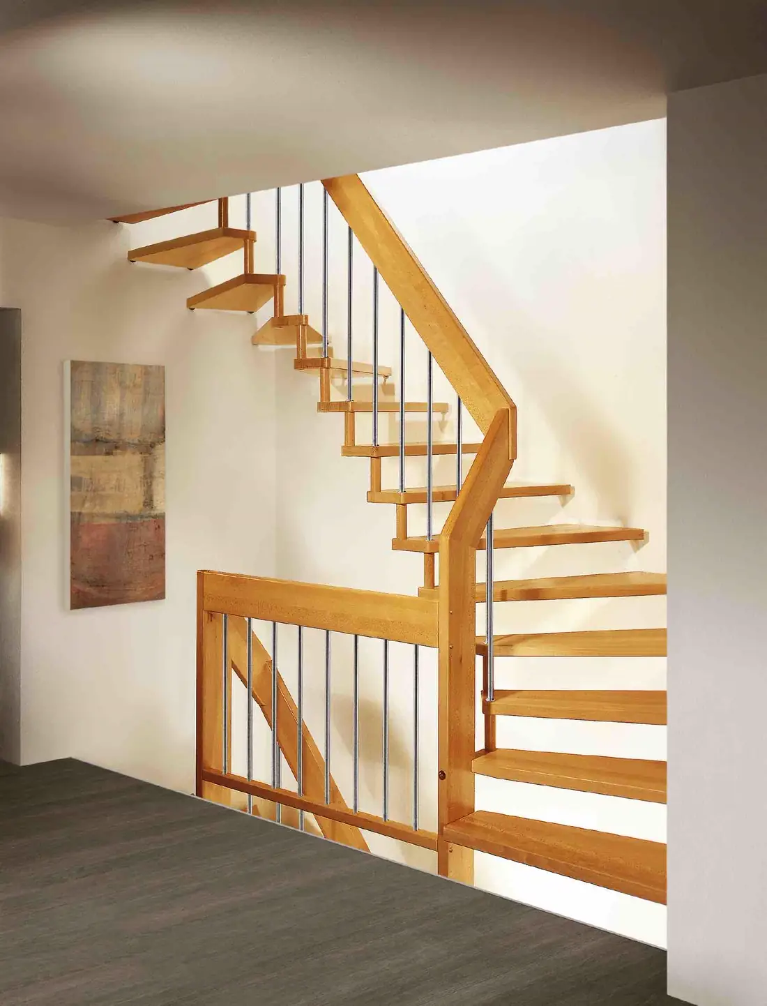 Escalier en bois à deux volées et balustres bois, dans une cage claire