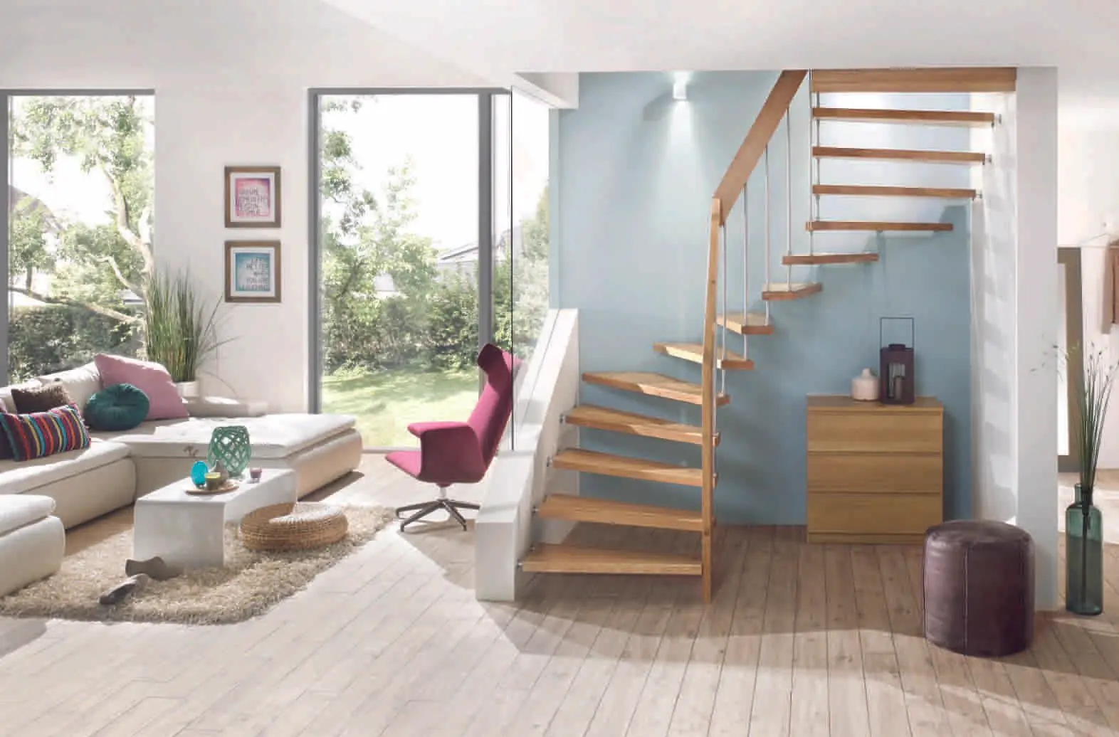 Escalier en bois à limon central et balustres inox, dans un séjour ouvert sur le jardin