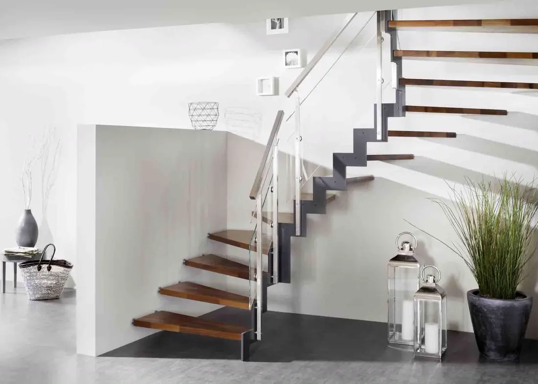 Escalier à limon acier en deux volées, marches en bois, garde-corps à câbles