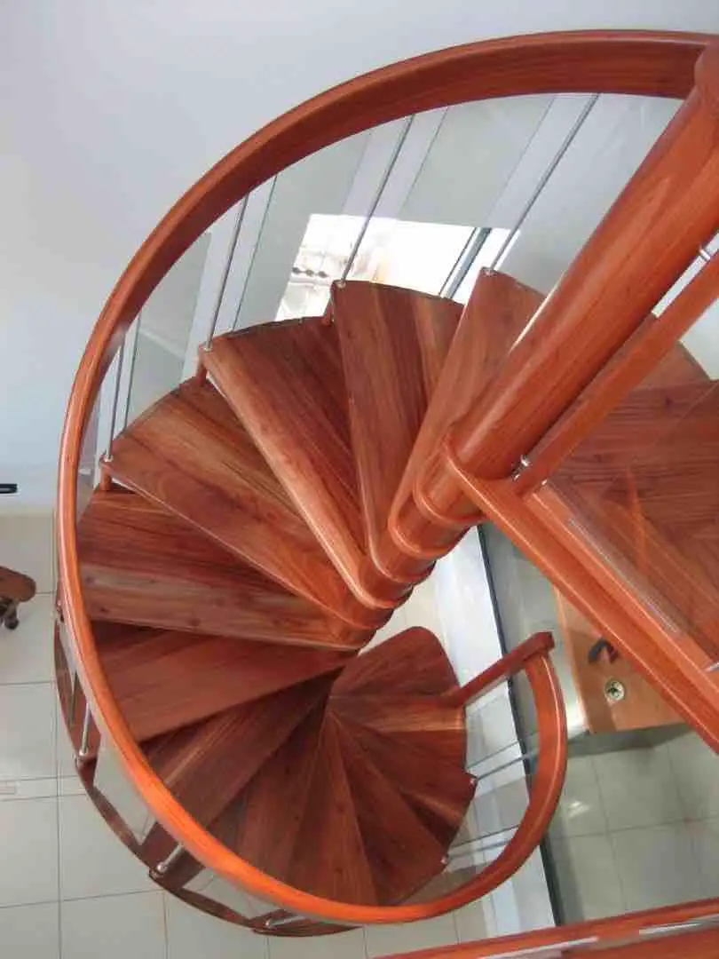 Escalier hélicoïdal en bois vernis vu depuis l’étage