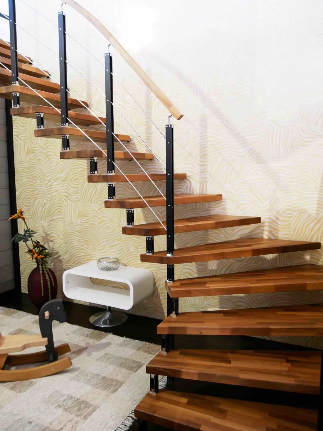 Escalier à marches en bois, limon acier et balustres verticaux noirs