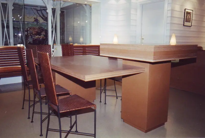 Table de réunion et chaises en bois dans une salle d’attente lambrissée