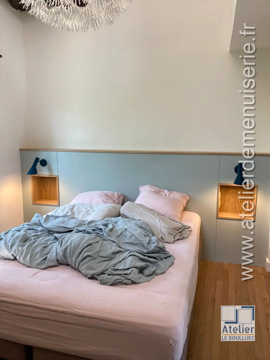 Tête de lit en bois intégrant deux tablettes de chevet et des liseuses