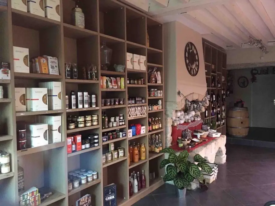 Rayonnages en médium épais garnis de produits dans une boutique d’épicerie