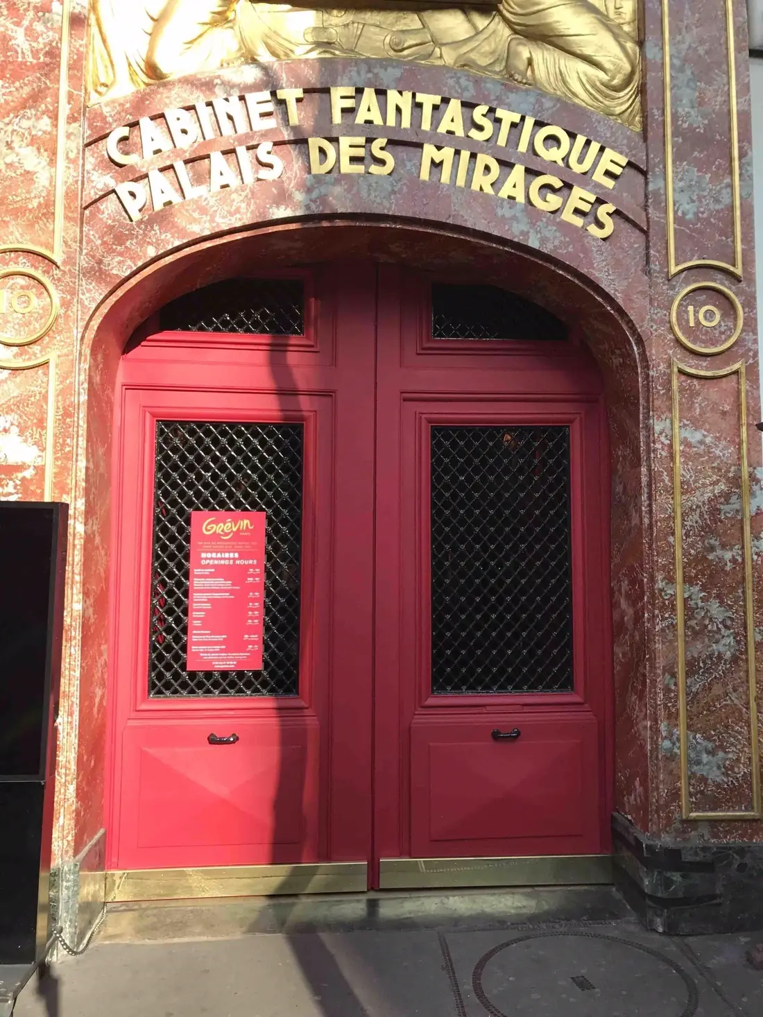 Porte rouge du Cabinet Fantastique du musée Grévin, sous un fronton doré