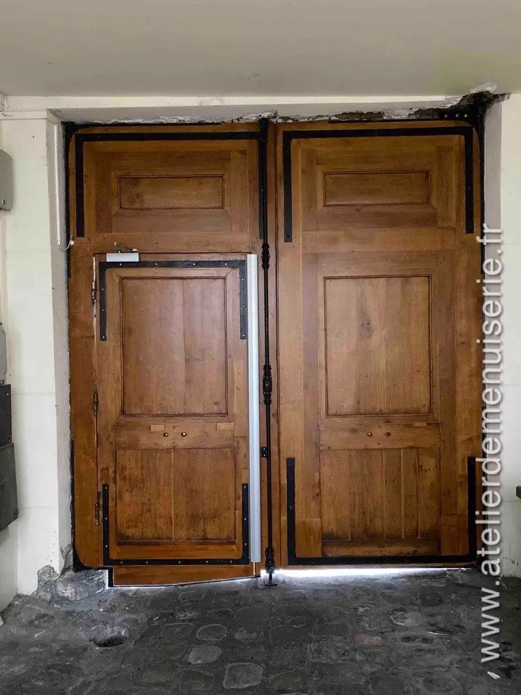 La même porte cochère vue depuis le porche, bois non peint