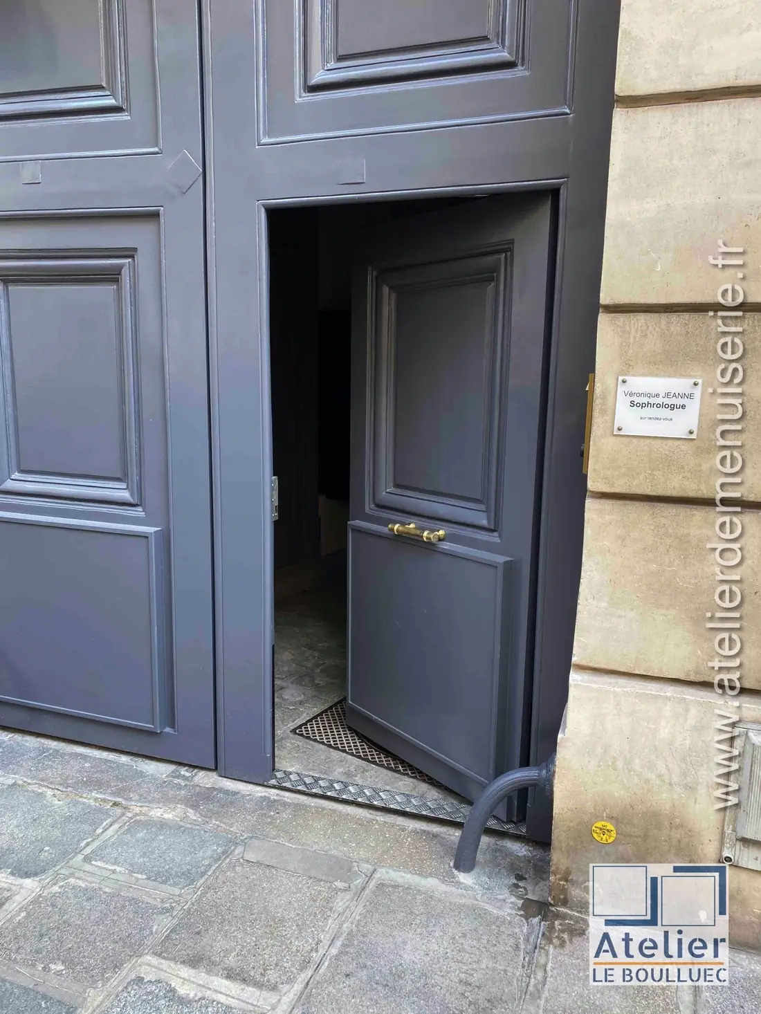 Porte cochère gris ardoise avec portillon ouvert sur le porche