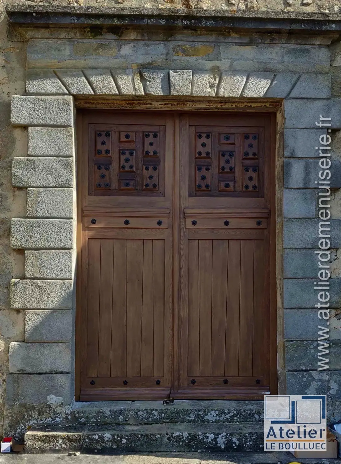 Portes d’église en chêne à clous forgés, dans un encadrement de pierre