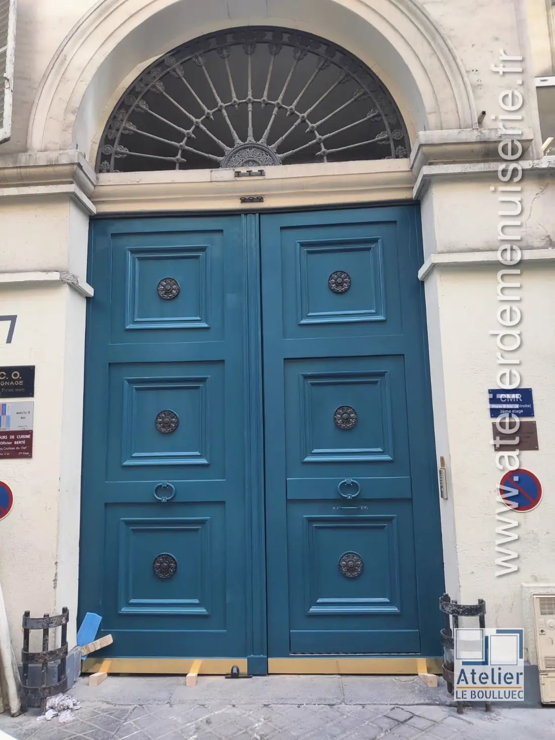 La même porte cochère restaurée et repeinte en bleu pétrole