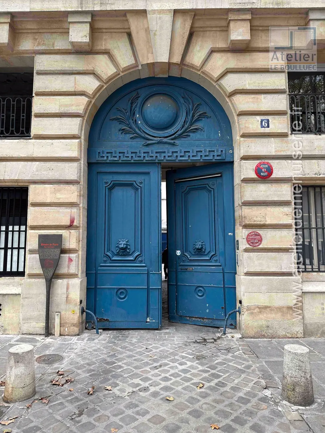 Porte cochère bleue à portillon ouvert, place Saint-Sulpice