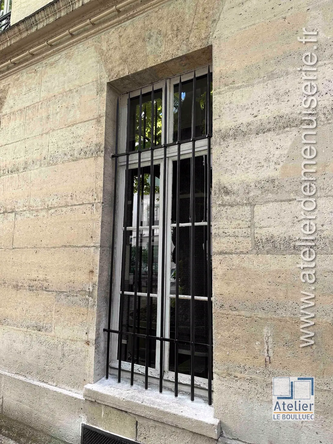 Détail d’une grille de défense à barreaux et traverses sur une fenêtre