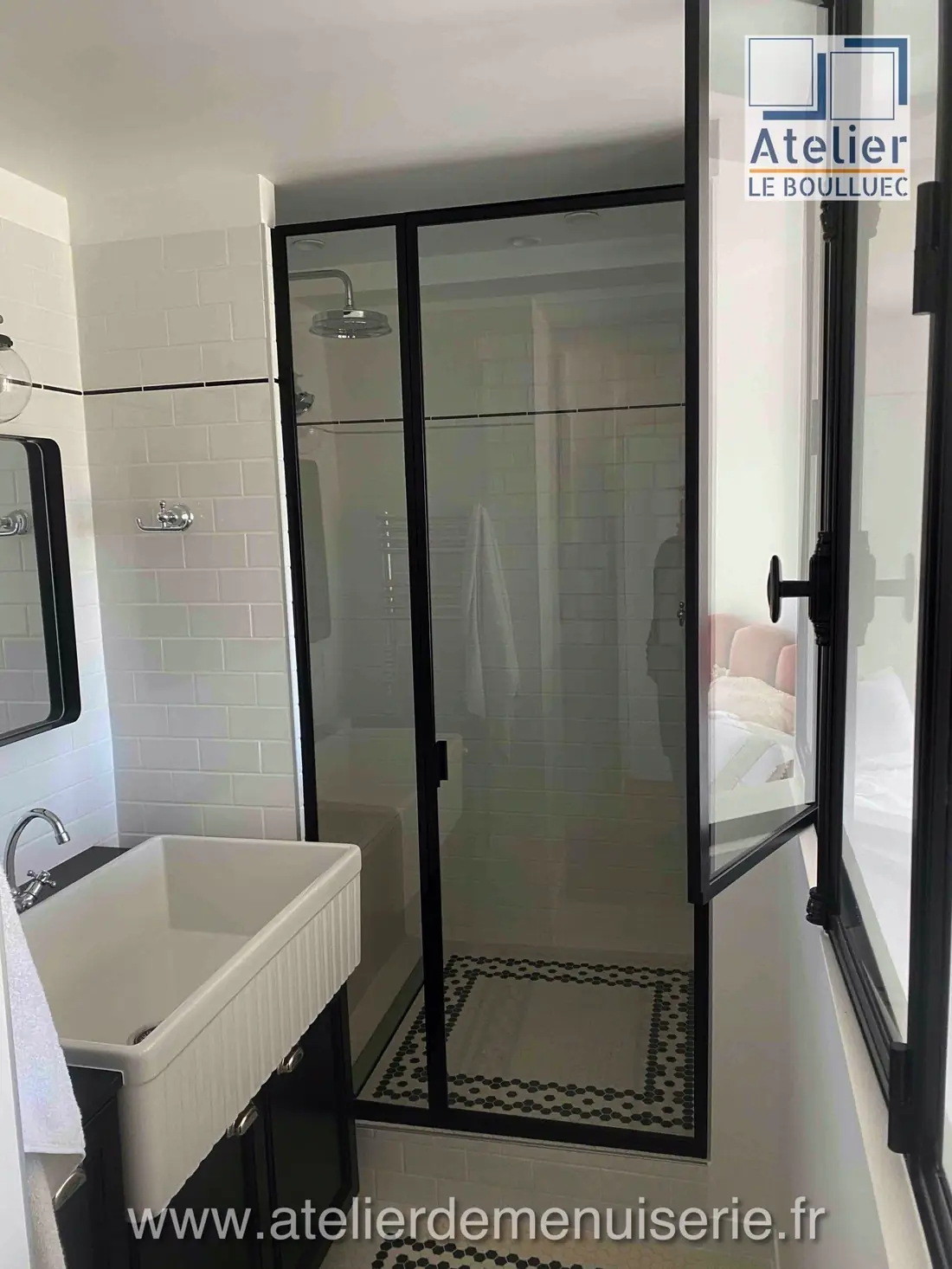 Paroi de douche en acier et verre dans une salle d’eau carrelée