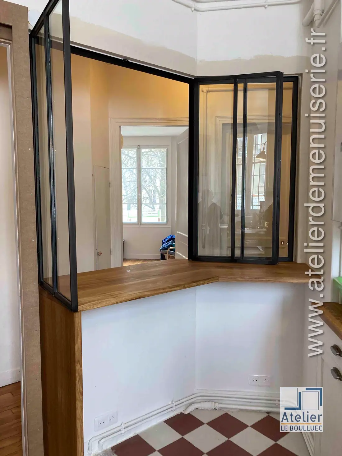Cloison en acier et verre montée en angle dans un appartement ancien