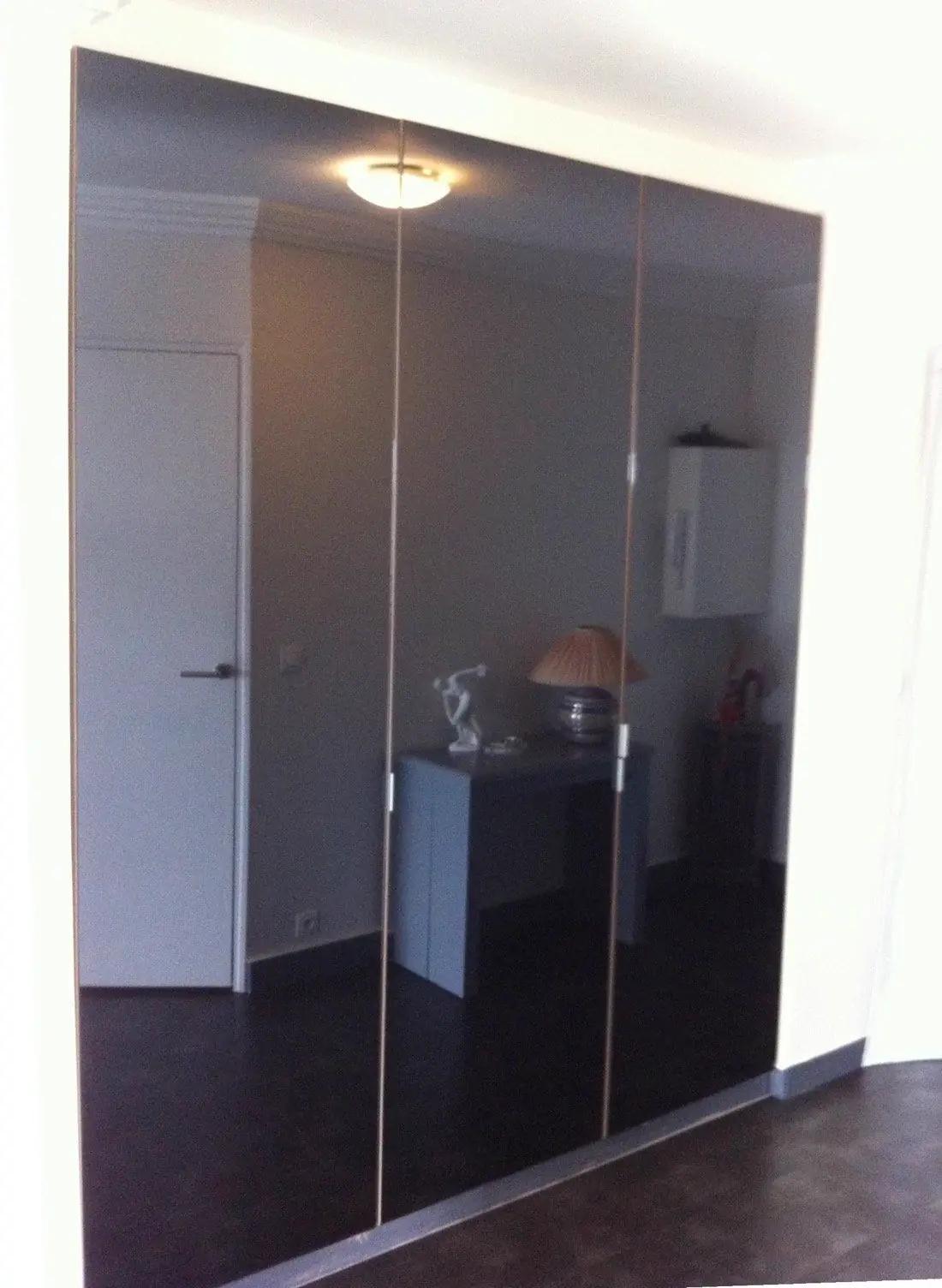 Façade de placard toute hauteur habillée de miroir, dans une entrée