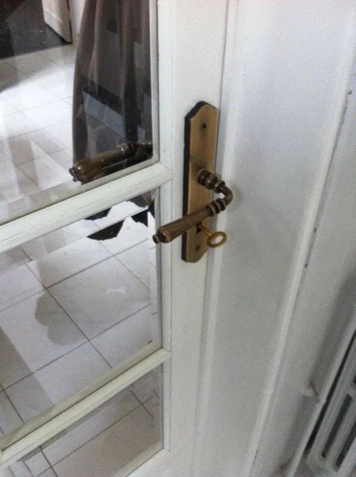 Porte intérieure à verres biseautés, béquille et entrée de clé en laiton
